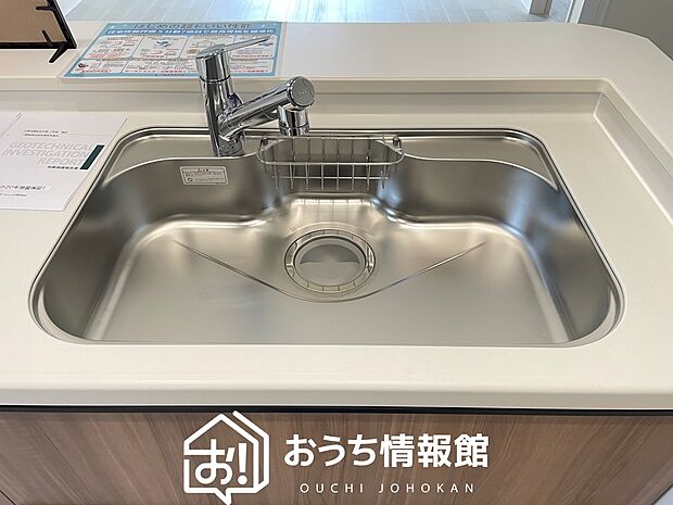 【浄水器内臓型ハンドシャワー付シンク】傷や汚れが付きにくい静音仕様の全面エンボス加工シンク。
また、蛇口の先端に浄水器を内蔵。浄水シャワーが使える毎分4リットルのたっぷり浄水。