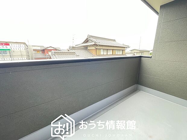 【バルコニー】奥行きが広く、洗濯物をゆったりと干せる十分な広さで、家族の洗濯も捗ります。