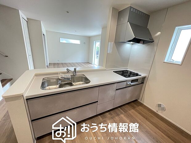 【現地写真（キッチン）】収納たっぷりのシステムキッチン、浄水器付水栓を標準装備しています。