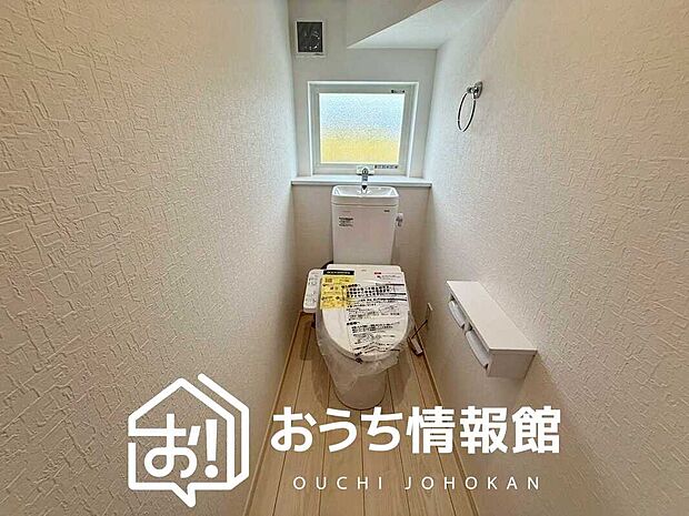 【トイレ】汚れてもサッとひと拭きでお手入れ簡単、エコ仕様の温水洗浄便座付きのトイレです。
バリアフリーにも配慮しています。