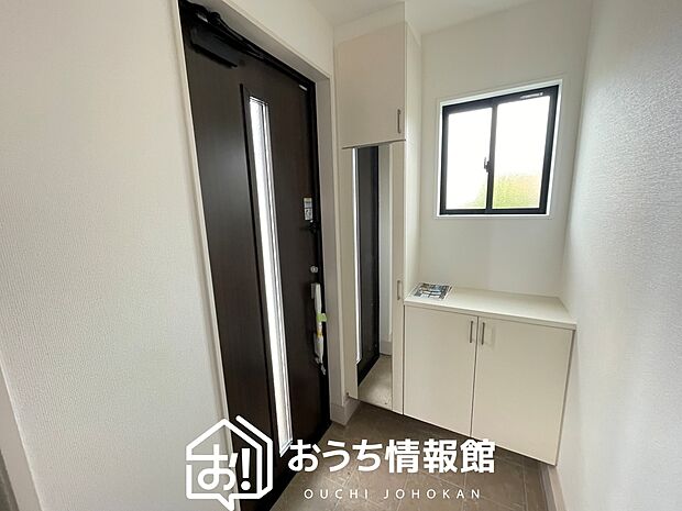 【現地写真（玄関）】玄関には、大型のシューズ収納を設置しています。