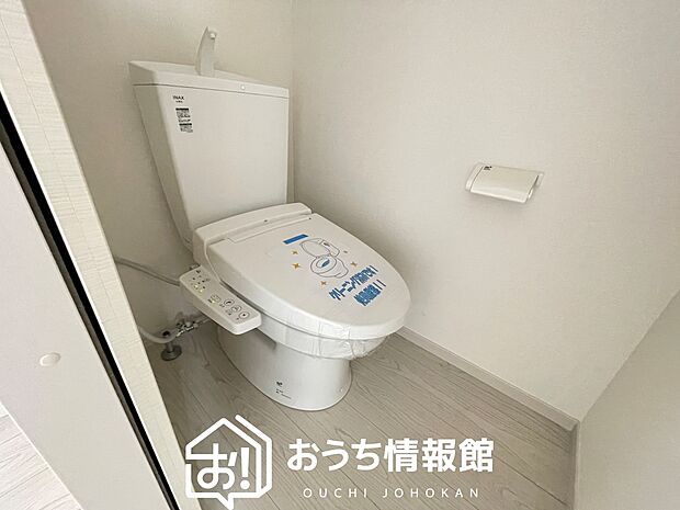 【トイレ】汚れてもサッとひと拭きでお手入れ簡単、エコ仕様の温水洗浄便座付きのトイレです。
バリアフリーにも配慮しています。
