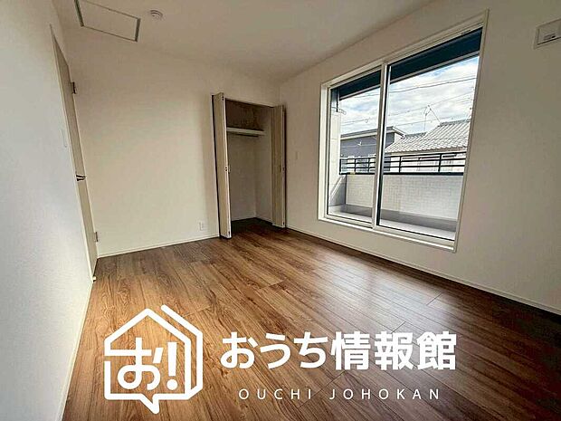 【現地写真（寝室）】木目の美しさを際立たせるシンプルデザインの建具を使用しています。