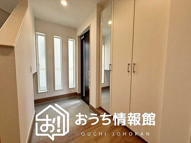 【現地写真（玄関）】玄関には、大型のシューズ収納を設置しています。