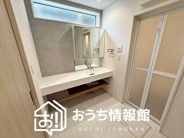 【洗面台・洗面所】鏡の両サイドは、必要なものを取出しやすく、大きな鏡面で朝の準備も快適。
使いやすいリフトアップ機能付きのシングルレバーシャワー水栓付です。
