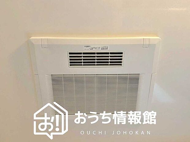 【浴室暖房換気乾燥機】寒い冬場はあたたかく、暑い夏場は扇風機のような心地よさです。
雨の日は、浴室が衣類乾燥スペースになります。

