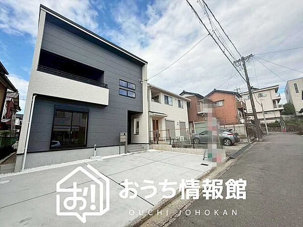 【現地写真（前道含む外観）】軽くて火災に強い屋根材を採用し、地震時の建物への負担や揺れを軽減しています。