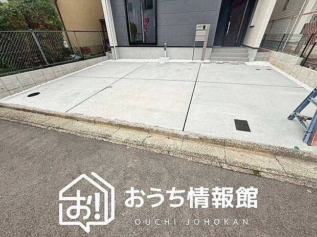 【現地写真（駐車場）】駐車スペースが広く、運転が苦手な方も安心です。