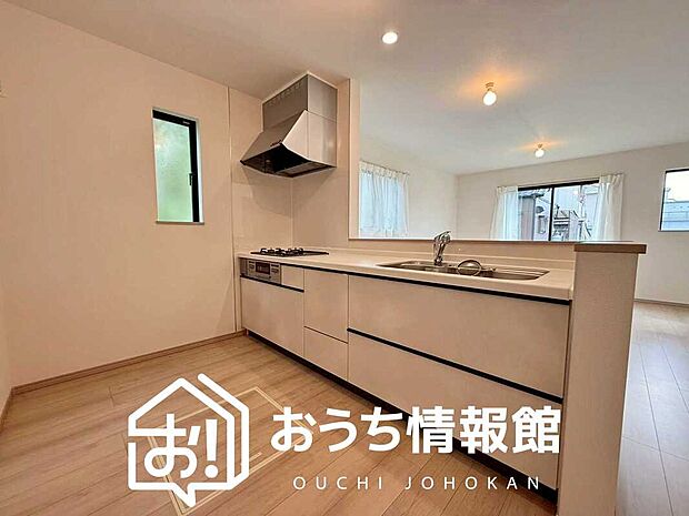 【現地写真（キッチン）】収納たっぷりのシステムキッチン、浄水器付水栓を標準装備しています。