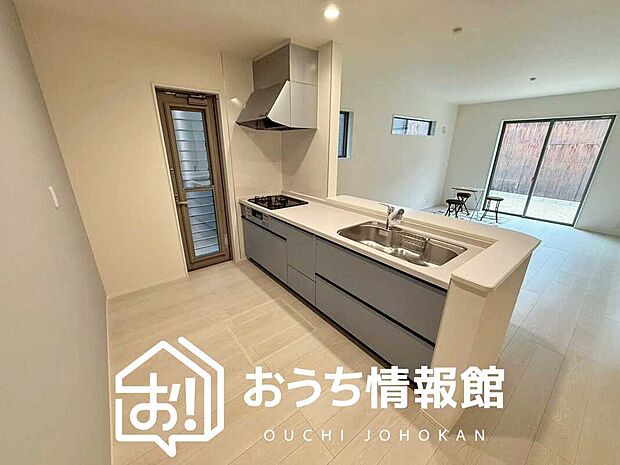 【現地写真(キッチン)】収納たっぷりのシステムキッチン、浄水器付水栓を標準装備しています。