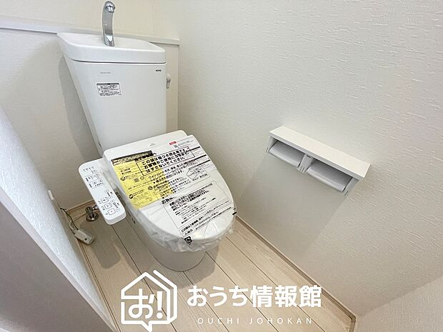 【トイレ】汚れてもサッとひと拭きでお手入れ簡単、エコ仕様の温水洗浄便座付きのトイレです。
バリアフリーにも配慮しています。