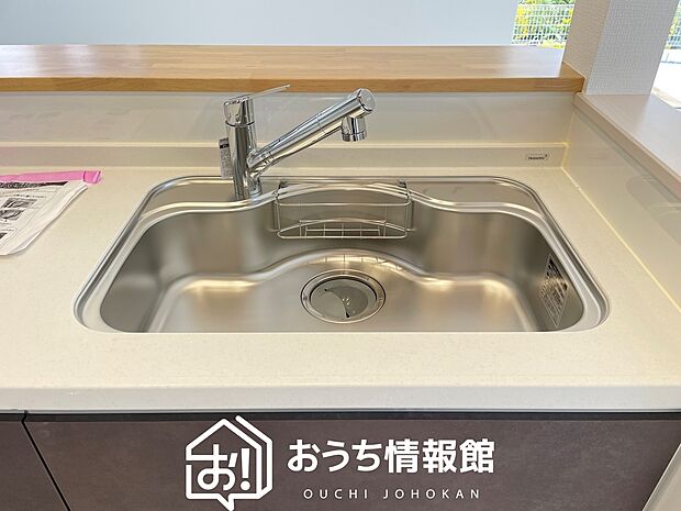 【浄水器内臓ハンドシャワー付シンク】広々とした凸型シンクに洗剤ポケットを標準装備。すっきり収納できます。
また、蛇口の先端に浄水器を内蔵しているため場所をとりません。