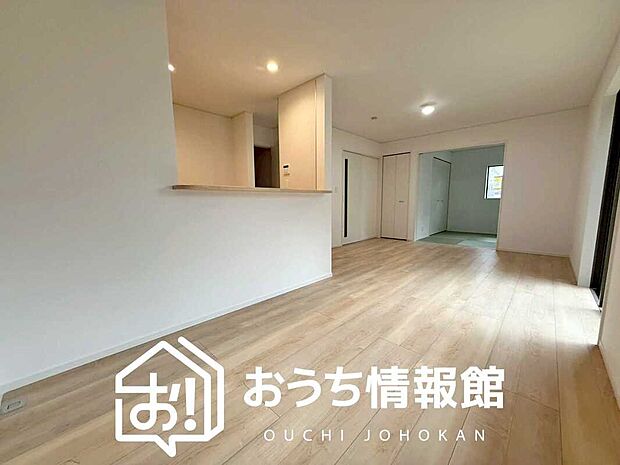 【現地写真（リビング）】フローリング材には、木目、色調など木材特有の風合いがあり、ナチュラルな美しさになっています。

