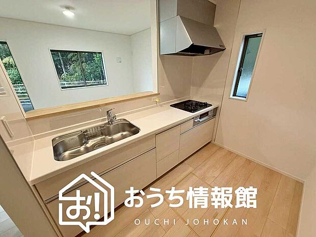 【現地写真（キッチン）】収納たっぷりのシステムキッチン、浄水器付水栓を標準装備しています。