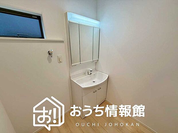 【洗面台・洗面所】鏡の両サイドは、必要なものを取出しやすく、大きな鏡面で朝の準備も快適。
使いやすいリフトアップ機能付きのシングルレバーシャワー水栓付です。
