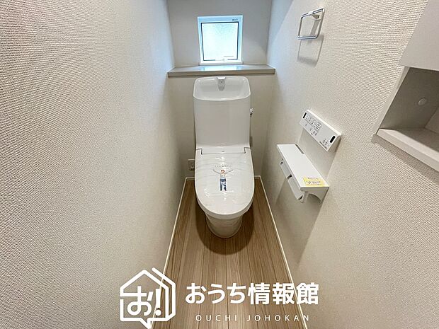【トイレ】汚れてもサッとひと拭きでお手入れ簡単、エコ仕様の温水洗浄便座付きのトイレです。
バリアフリーにも配慮しています。
