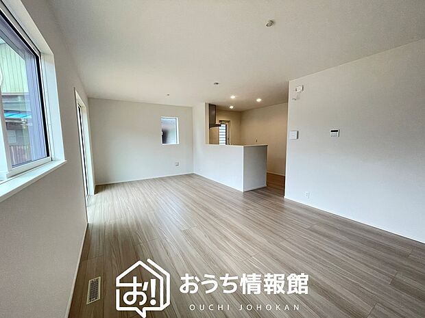 【現地写真（リビング）】フローリング材には、木目、色調など木材特有の風合いがあり、ナチュラルな美しさになっています。