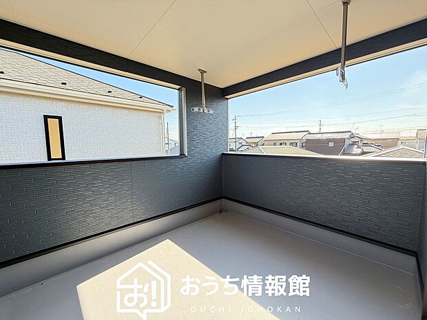 【バルコニー】奥行きが広く、洗濯物をゆったりと干せる十分な広さで、家族の洗濯も捗ります。