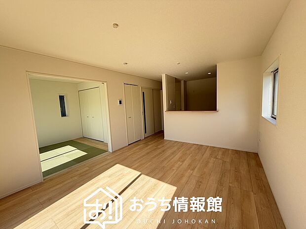 【現地写真（リビング）】フローリング材には、木目、色調など木材特有の風合いがあり、ナチュラルな美しさになっています。