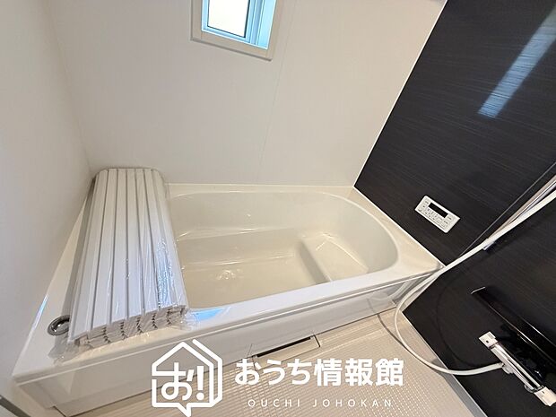 【現地写真（浴室）】浴室暖房乾燥機付き。１坪タイプで広々です。