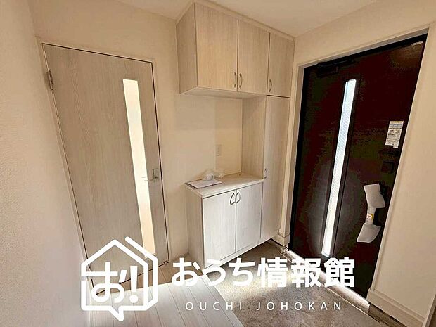 【現地写真（玄関）】玄関には、大型のシューズ収納を設置しています。