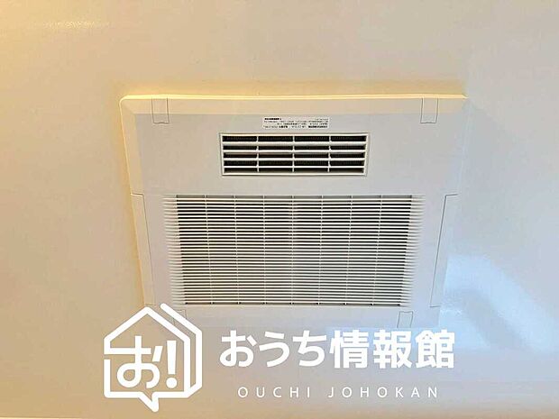 【電気式浴室暖房換気乾燥機】寒い冬場はあたたかく、暑い夏場は扇風機のような心地よさです。
雨の日は、浴室が衣類乾燥スペースになります。
