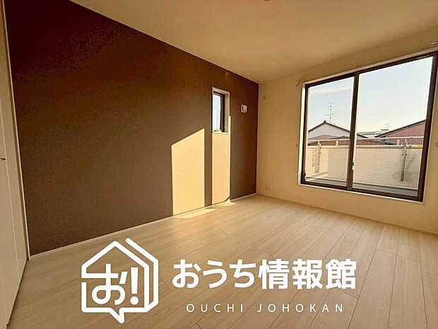 【現地写真（寝室）】木目の美しさを際立たせるシンプルデザインの建具を使用しています。