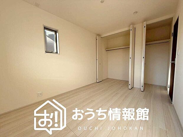 【現地写真（洋室）】木目の美しさを際立たせるシンプルデザインの建具を使用しています。