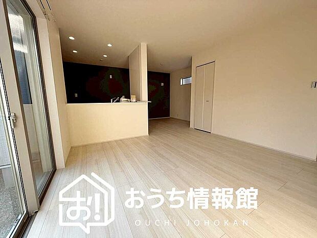 【現地写真（リビング）】フローリング材には、木目、色調など木材特有の風合いがあり、ナチュラルな美しさになっています。