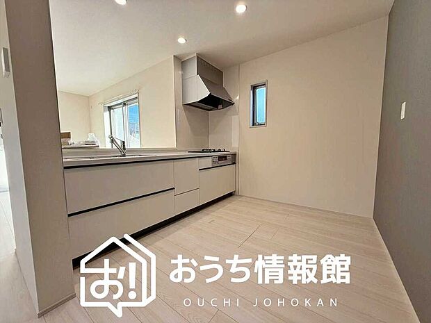 【現地写真（キッチン）】収納たっぷりのシステムキッチン、浄水器付水栓を標準装備しています。