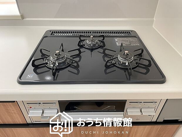 【ビルトインコンロ】フラットな構造で清掃性が高く、過熱防止センサー付３口タイプで日頃の家事も快適です。