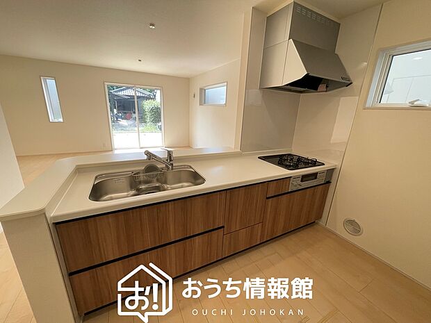 【現地写真（キッチン）】収納たっぷりのシステムキッチン、浄水器付水栓を標準装備しています。