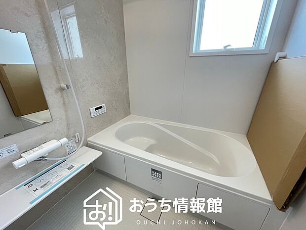 【現地写真（浴室）】浴室暖房乾燥機付き。１坪タイプで広々です。