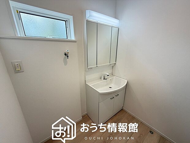 【洗面台・洗面所】鏡の両サイドは、必要なものを取出しやすく、大きな鏡面で朝の準備も快適。
使いやすいリフトアップ機能付きのシングルレバーシャワー水栓付です。