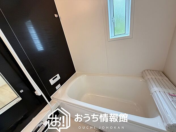 【現地写真(浴室)】浴室暖房乾燥機付き。1坪タイプで広々です。