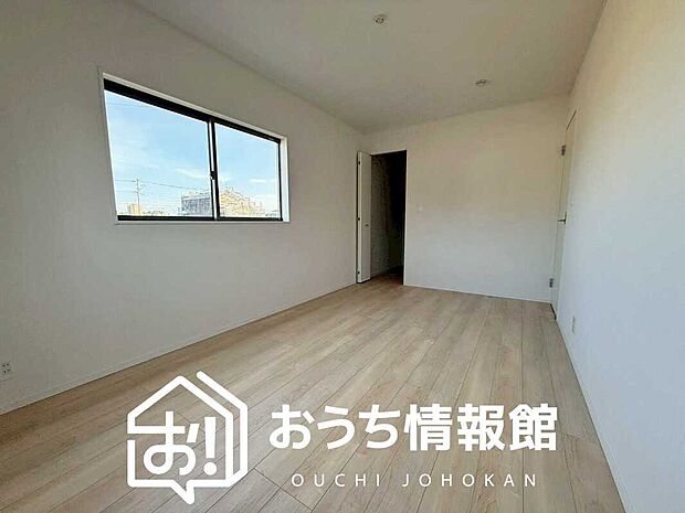 【現地写真（寝室）】木目の美しさを際立たせるシンプルデザインの建具を使用しています。