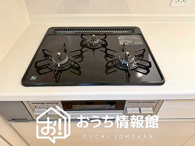 【ビルトインコンロ】フラットな構造で清掃性が高く、過熱防止センサー付３口タイプで日頃の家事も快適です。