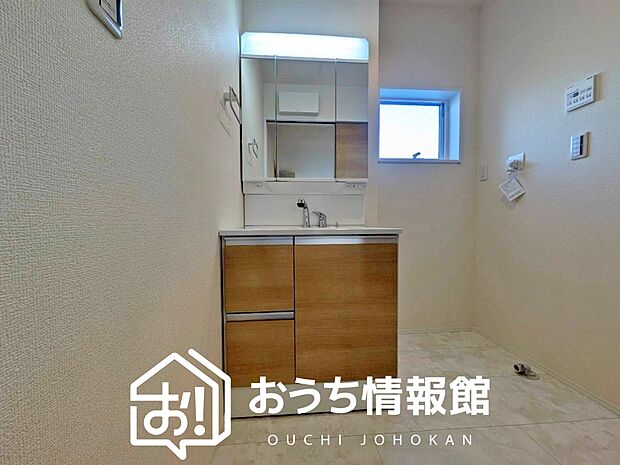 【洗面台・洗面所】鏡の両サイドは、必要なものを取出しやすく、大きな鏡面で朝の準備も快適。
使いやすいリフトアップ機能付きのシングルレバーシャワー水栓付です。
