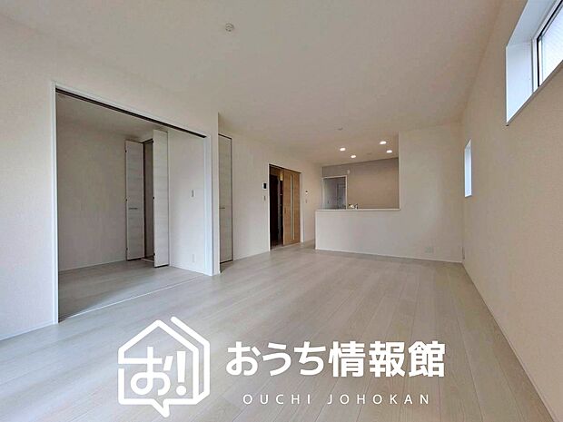 【現地写真（リビング）】フローリング材には、木目、色調など木材特有の風合いがあり、ナチュラルな美しさになっています。