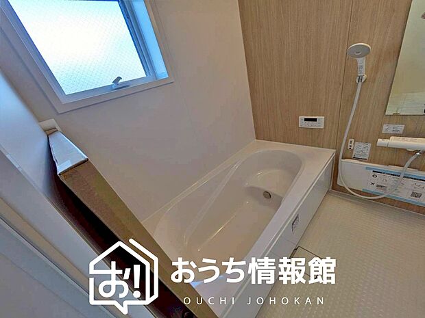 【現地写真（浴室）】浴室暖房乾燥機付き。１坪タイプで広々です。