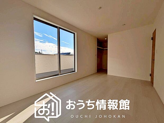 【現地写真（寝室）】木目の美しさを際立たせるシンプルデザインの建具を使用しています。