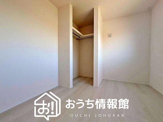 【現地写真（洋室）】木目の美しさを際立たせるシンプルデザインの建具を使用しています。