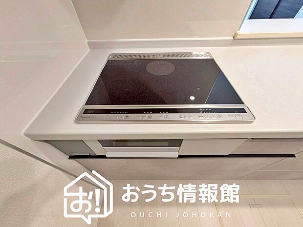 【ビルトインコンロ】フラットな構造で清掃性が高く、過熱防止センサー付３口タイプで日頃の家事も快適です。