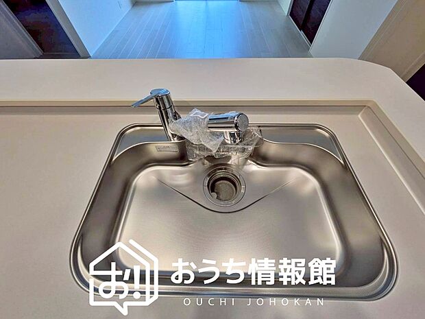 【浄水器内臓型ハンドシャワー付シンク】傷や汚れが付きにくい静音仕様の全面エンボス加工シンク。
また、蛇口の先端に浄水器を内蔵。浄水シャワーが使える毎分4リットルのたっぷり浄水。