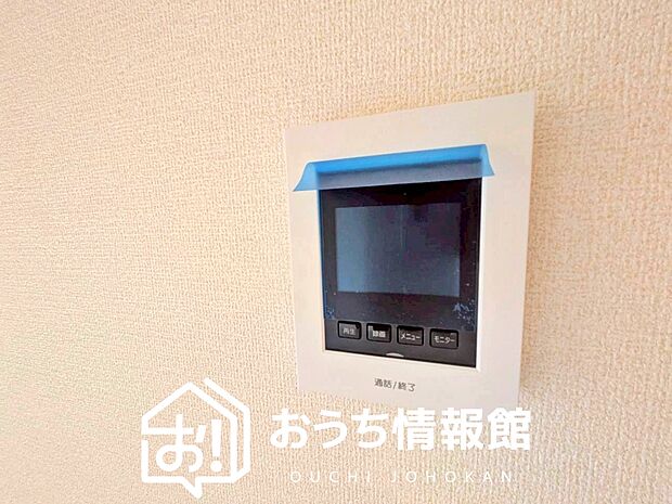 【TVモニター付インターホン】録画機能付きで、自動録画のほか、手動録画もできます。
受話、呼出音量の調整、明るさ調整が可能です。また、来訪者をズーム機能でズームアップして確認できます。