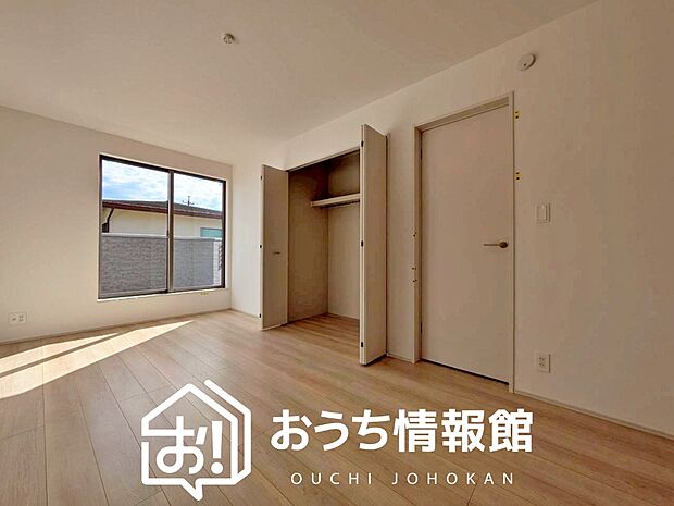 【現地写真（寝室）】木目の美しさを際立たせるシンプルデザインの建具を使用しています。