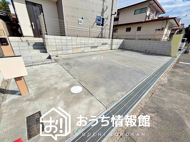 【現地写真（駐車場）】駐車スペースが広く、運転が苦手な方も安心です。