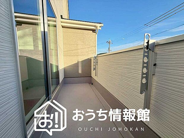 【バルコニー】奥行きが広く、洗濯物をゆったりと干せる十分な広さで、家族の洗濯も捗ります。