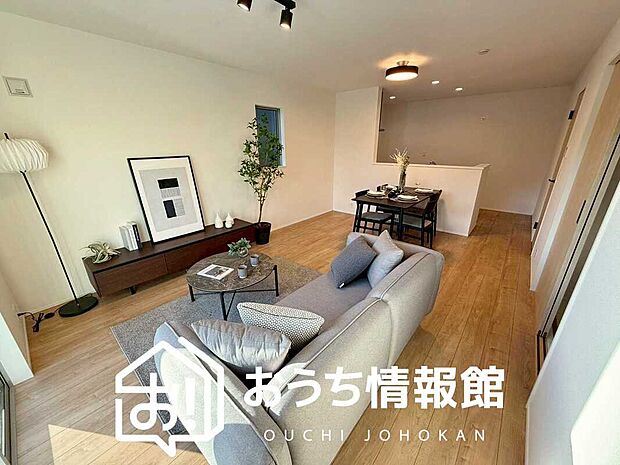 【現地写真(リビング)】フローリング材には、木目、色調など木材特有の風合いがあり、ナチュラルな美しさになっています。