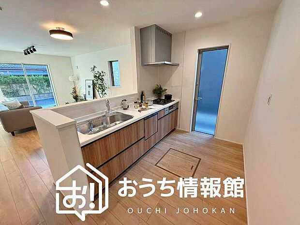 【現地写真(キッチン)】収納たっぷりのシステムキッチン、浄水器付水栓を標準装備しています。